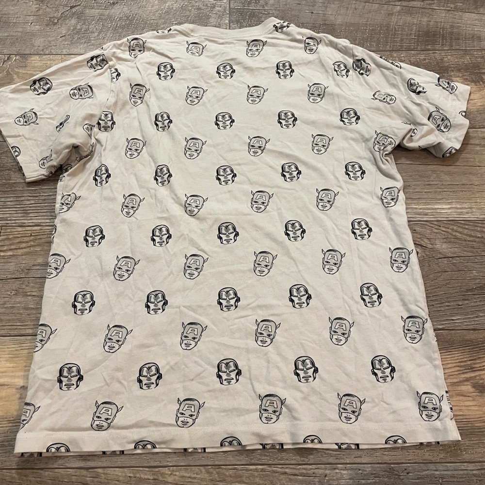 Uniqlo UT Marvel Comics T-Shirt Mens Medium Beige All Over Capt America Iron Man - Picture 8 of 8